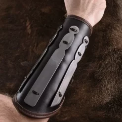 Ulfberth Læder Vambrace Med Metal Strips Aerdwulf