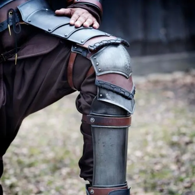 Epic Armoury Rogue Greaves Med Polyner, Bronzede 1 Epic Armoury Rogue Greaves Med Polyner, Bronzede